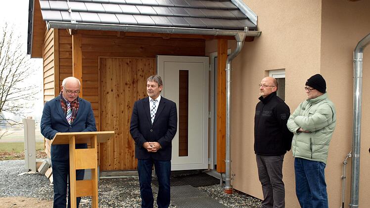 Pius Schmelzer (l.) vom Amt für ländliche  Entwicklung gratuliert der Dorfgemeinschaft zu ihrem neuen Heim.