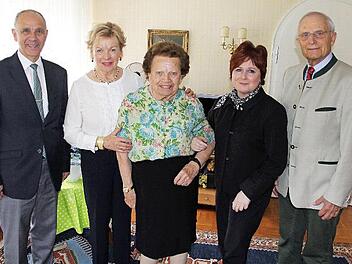 Geburtstag im Hause Schütze; im Bild (von links) Bürgermeister Franz Uome, Tochter Edeltraud Gerlinger, Geburtstagskind Ursula Schütze, stellvertretende Landrätin Christian Flauder und Schwiegersohn Karl Gerlinger Foto: Klaus-Peter Wulf