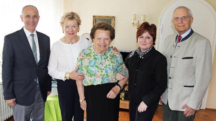 Geburtstag im Hause Schütze; im Bild (von links) Bürgermeister Franz Uome, Tochter Edeltraud Gerlinger, Geburtstagskind Ursula Schütze, stellvertretende Landrätin Christian Flauder und Schwiegersohn Karl Gerlinger Foto: Klaus-Peter Wulf