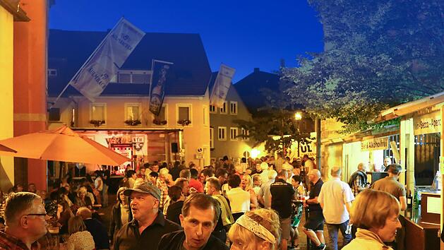 An allen Tagen, vor allem sp&auml;t abends, was das Altstadtfest gut besucht. Foto: Monika Limmer