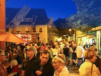 An allen Tagen, vor allem sp&auml;t abends, was das Altstadtfest gut besucht. Foto: Monika Limmer