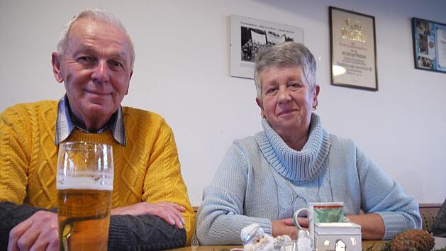 Theo und Ludga Weiß freuen sich, dass das "Café Anpfiff" wieder Leben in die Dorfgemeinschaft bringt. Foto: Rebecca Vogt