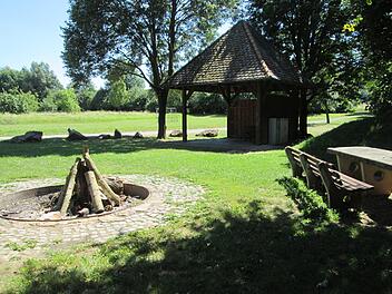 Der Grillplatz am Fuchsstädter Biotop erfreut sich großer Beliebtheit. Die Nutzungsgebühr setzte der Gemeinderat jetzt herauf.            Winfried Ehling