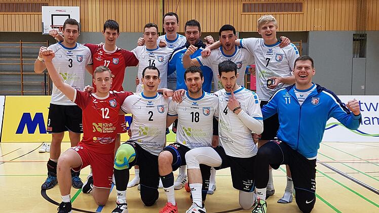 Mit diesem Siegerbild verabschieden sich die Hammelburg Volleys aus einem erfolgreichen Sportjahr 2021. Foto: Jens Feistel