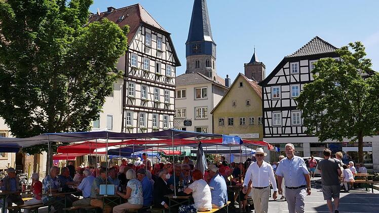 Frühschoppen auf dem Münnerstädter Marktplatz zum Ausklang des Studiengenossenfestes. Foto: Heike Beudert
