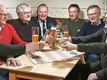 Die Geehrten freuen sich über die Auszeichnungen: (v. li.) Reinhard Geier, Willi Willert, Werner Dresel, Vorsitzender Clemens Mölkner, Zweiter Vorsitzender Klaus Neubauer, Peter Nagengast, Rudolf Kießling und Hans Schuh