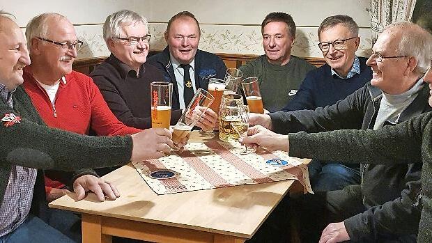 Die Geehrten freuen sich über die Auszeichnungen: (v. li.) Reinhard Geier, Willi Willert, Werner Dresel, Vorsitzender Clemens Mölkner, Zweiter Vorsitzender Klaus Neubauer, Peter Nagengast, Rudolf Kießling und Hans Schuh