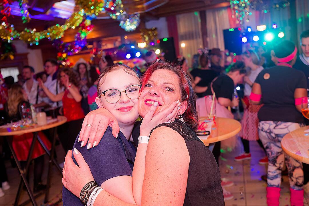 Drei Männerballetts, Musik von DJ Asti und vieles mehr gab es beim Weiberfasching!