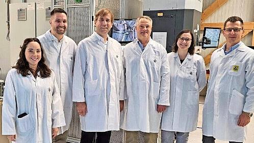 Beim Firmenbesuch (v.l.) Janet Brehm aus dem Bereich Marketing und Sales, Technischer Gesch&auml;ftsleiter Fabian Waas, Landrat Dr. Hermann Ulm, Wirtschaftsf&ouml;rderer Dr. Andreas R&ouml;sch und Anna Niegel sowie Kaufm&auml;nnischer Gesch&auml;ftsleiter Michael Walter.