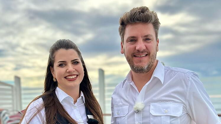 RTL-Reporter Ralf Herrmann begleitet Rezeptionistin Theresa Lorenz bei ihrer Arbeit auf der AIDA Cosma.