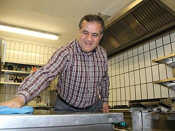 Abdul-Hadi Hamkar macht in der Küche sauber.  Fotos: Diana Fuchs