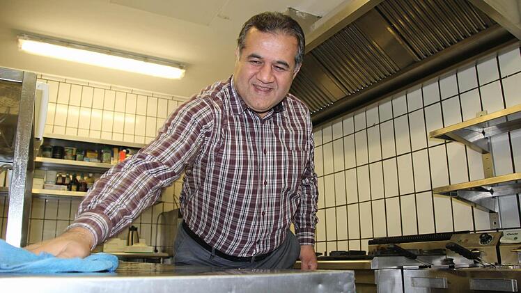 Abdul-Hadi Hamkar macht in der Küche sauber.  Fotos: Diana Fuchs
