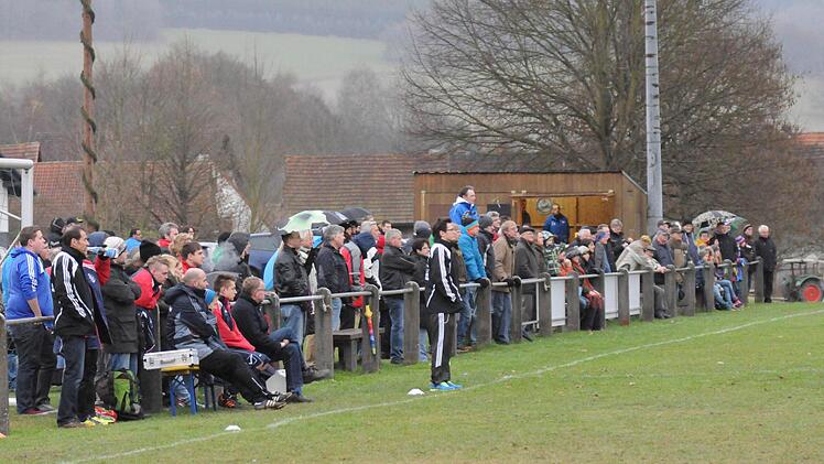 Bilder vom Aufenthalt von Hans Sarpei bei der DJK Kothen.