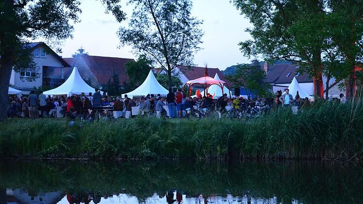 Bis in den späten Abend war das Winzerfest gut besucht. Fotos: Sina Mattheus