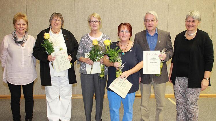 Der TV Neuses ehrte sie für 25 und 40 Jahre Treue. Von links: Carmen Werner, Helen Bohl, Heike und Reiner Scheler.