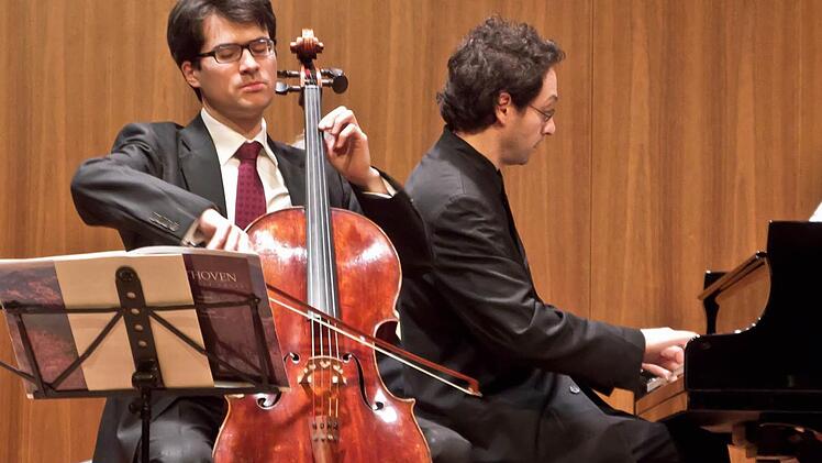 Danjulo Ishizaka (links) und Shai Wosner gastierten im Coburger Kongresshaus. Foto: Jochen Berger