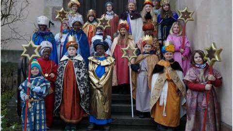 In Oberthulba waren 21 Sternsinger unterwegs. Sie gingen von Haus zu Haus und sammelten Spenden für die Aktion Dreikönigssingen. Nach einem Tag mit viel Laufarbeit und frischer Luft wurden die Kinder noch mit einer warmen Brotzeit und Getränken versorgt. Foto: privat