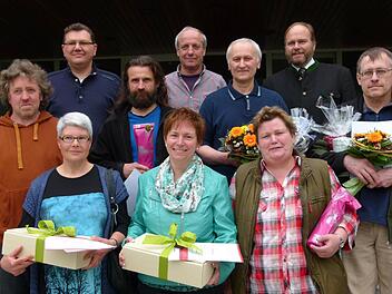 Sie wurden als Blutspender durch Bürgermeister Bernd Reisenweber im Rahmen der Gemeinderatssitzung ausgezeichnet. Foto: Lothar Weidner