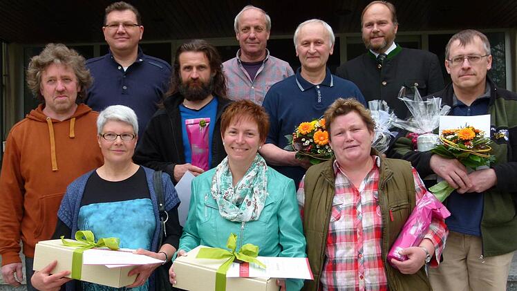 Sie wurden als Blutspender durch Bürgermeister Bernd Reisenweber im Rahmen der Gemeinderatssitzung ausgezeichnet. Foto: Lothar Weidner