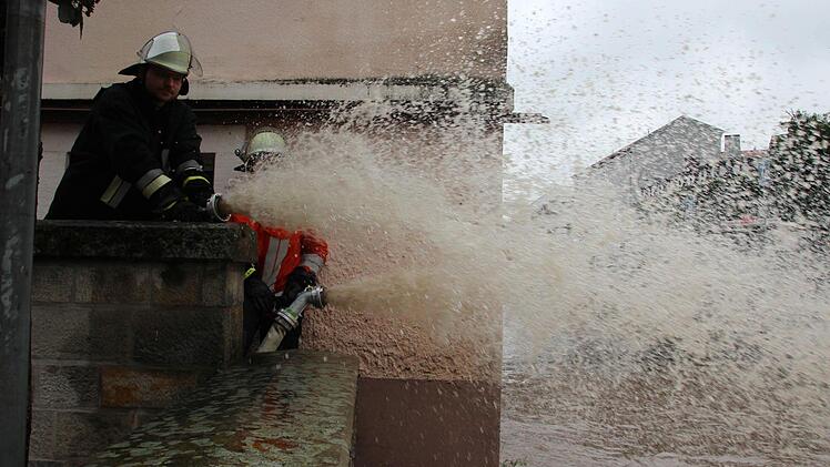 Das Wasser wurde aus Gullys in der Alten Bamberger Straße in die Haßlach gepumpt, um das Ablaufen des Wassers zu beschleunigen.  Foto: Friedwald Schedel