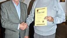 Vorsitzender Karl-Hein Loewe (links) zeichnete Hans-Martin Dicker (rechts) für 50-jährige Mitgliedschaft aus.  Foto: K.- H. Hofmann
