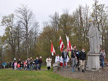 Ankunft der Fußwallfahrer nach 254 Stufen auf dem Maria Ehrenberg, wo sie das Wallfahrtsjahr 2017 eröffneten.  Foto: Petra Heurich