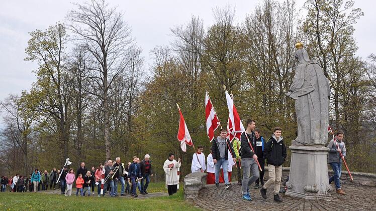 Ankunft der Fußwallfahrer nach 254 Stufen auf dem Maria Ehrenberg, wo sie das Wallfahrtsjahr 2017 eröffneten.  Foto: Petra Heurich