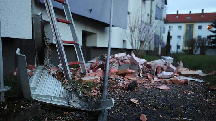 Wohl die heiße Asche eines Aschenbechers sorgte dafür, dass es auf dem Balkon eines Mehrfamilienhauses in Kronach brannte.  Foto: Marian Hamacher