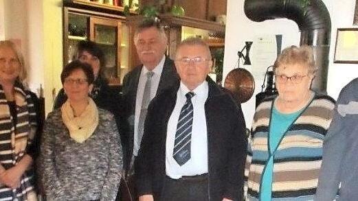 Von links vorne: Georg Klein, Ingeborg König-Fischer, Monika Ehrlich, Konrad Müller, Franziska Kraus, Friedrich Herzog, hinten: Helena Böhm und Bürgermeister Max-Dieter Schneider Foto: Willi Fischbach