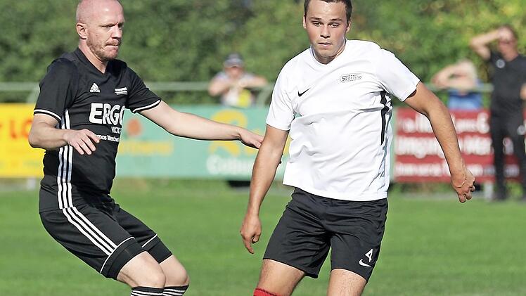 Der Scheuerfelder Patrick R&ouml;sler attackiert den Huter Marcel Zimmer, der den Ball aber geschickt abschirmt. Foto: Timo Geldner