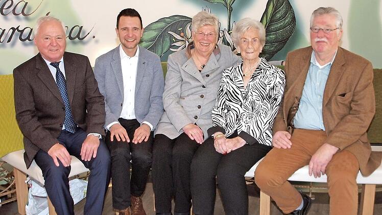 Lore Parmentier-Warrelmann (Zweite von rechts) freute sich über die Glückwünsche ihres Sohnes Harm-Jürgen Koch (rechts), ihrer Tochter Wibke Pülhorn (Mitte), des Landratstellvertreters Helmut Fischer (links) und des Bürgermeisters Andreas Hügerich (Zweiter von links) zu ihrem 100. Geburtstag. Foto: Alfred Thieret