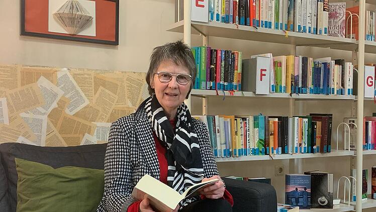 In der Stadtbibliothek gilt momentan 3G. Seit Corona  kann man sich kaum mehr dort treffen, kaum einer will mehr lange Verweilen. Anita Helle kommt jedoch gerne, sie mag das freundlich B&uuml;chereiteam, das immer ein L&auml;cheln auf den Lippen habe.