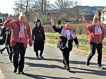 Sie f&uuml;hren auch weiterhin die Geschicke der Faschingsgesellschaft Steinwiesen (von links) : Erster Vorsitzender Wieland Beierkuhnlein, Dritte Vorsitzende Ramona Smettane und Zweiter Vorsitzender J&uuml;rgen Deuerling.