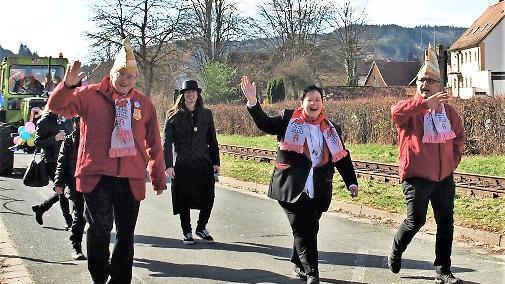 Sie f&uuml;hren auch weiterhin die Geschicke der Faschingsgesellschaft Steinwiesen (von links) : Erster Vorsitzender Wieland Beierkuhnlein, Dritte Vorsitzende Ramona Smettane und Zweiter Vorsitzender J&uuml;rgen Deuerling.
