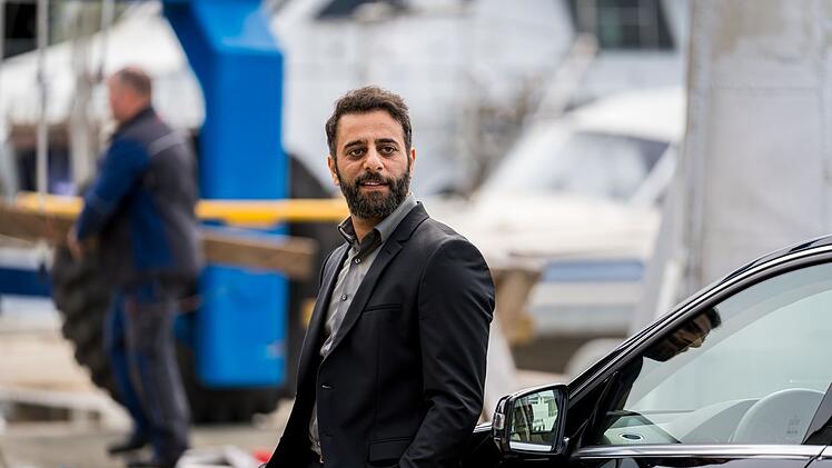 Sühers Bruder Yunus Özlügül (Yunus Cumartpay) hat mal wieder einen neuen Job - zufälligerweise im Fahrdienst der Werft der Nittums. Sie sind die Schwiegereltern des Ermordeten.