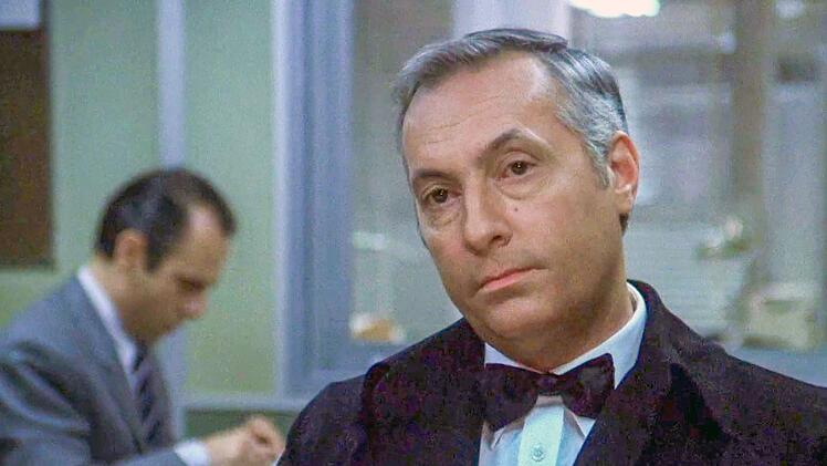 Der wohlhabende und angesehene Notar Ma&icirc;tre Martinaud (Michel Serrault, rechts) ist als Zeuge in einem Mordfall vorgeladen.