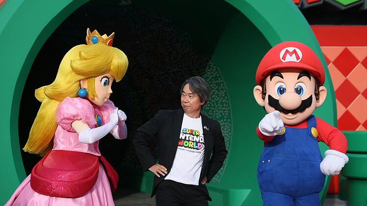 Hier posierte Mario-Erfinder Shigeru Miyamoto im Jahr 2023 im Themenpark "Super Nintendo World" in den Universal Studios mit den Hauptfiguren von "Der Super Mario Bros. Film", Prinzessin Peach und Super Mario.