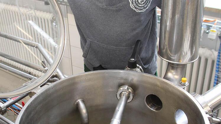 Nach dem Abläutern, wenn die Malzreste rausgefiltert werden, wird die Würze erneut gekocht: 60 bis 70 Minuten bei 100 Grad. Dabei gibt Vincenz Schiller den Hopfen dazu.