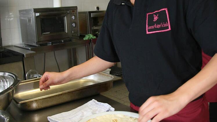 Elena Krauß (18) probt der widerspenstigen Zähmung und füllt die Teigfladen mit Thunfisch-Salat, doch sie gehen immer wieder auf, stellt die angehende Hotelfachfrau fest.