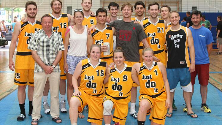Das Siegerteam "Just do it", hinten v. l.: Moritz Reichel, Harald Kobold (Präsident TSG 05 Bamberg), Marius Pfister, Andrea Jansen, Jonas Pritzkow, Florian Kratzer, Benno Schüpferling, Niklas Griebel, Jonas Lips, Stefan Neundörfer, Manuel Thiel, Coach Fabian Thiel, Udo Schoberth (Vorsitzender Stadtjugendring Bamberg); vorne v. l.: Kathrin Gut, Johanna Fischer, Tonia Lohneiß. Foto: Michael Schilling