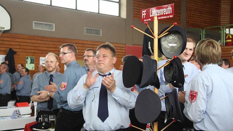 Die Lanzendorfer Floriansjünger sind echte Feuerwehrprofis - sie hatten sogar einen Dienstmützenständer, der sich am Biertisch befestigen ließ, dabei.Foto: Sonja Adam