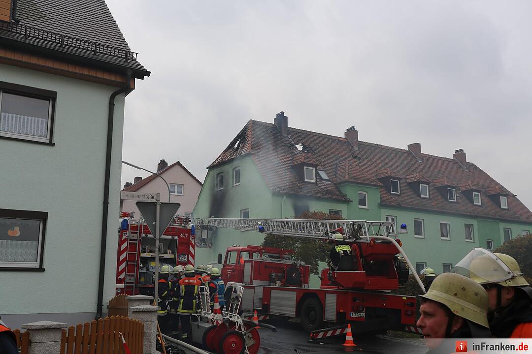 Brand nach Explosion in Mehrfamilienhaus