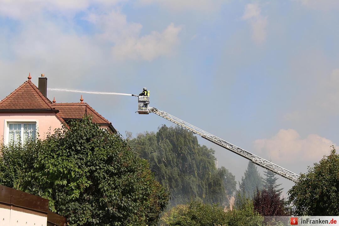 Hoher Sachschaden bei Dachstuhlbrand in Cadolzburg