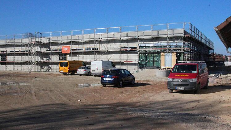 Neue Dreifachturnhalle: Sie muss zum nächsten Schuljahr fertig werden. Fenster sind schon eingebaut.Foto: Ulrike Nauer