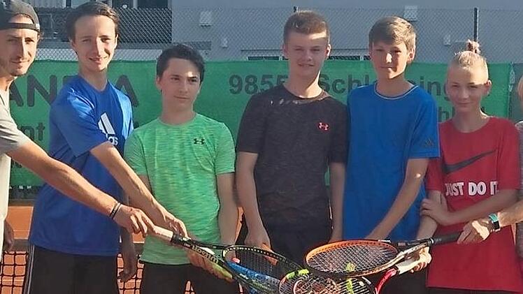 Das Erfolgsteam des TSV Mönchröden (von links): Trainer Patrick Siebert, Valentino Spirito, Felix Weingarth, Felix Brune, Tizian Weiß, Maurice Hegele und Trainerin Beate Herrgott. Foto: Matthias Forkel