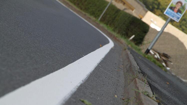 Die Straßenmeisterei hat an der Umgehungsstraße in Bad Brückenau eine weiße Linie aufgetragen. Sie dient als erste optische Abgrenzung zum Radweg. Foto: Ulrike Müller