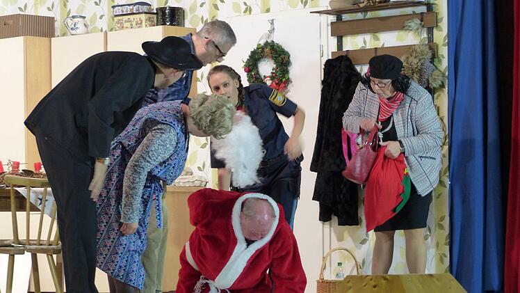 Pfarrer Albert (Stefan Schmitt), Johann Witz (Frank Dünisch), Lotte Bröckel (Doris Bötsch), Polizeianwärterin Veronika Hase (Veronika Conrady) bedauern den armen Nikolaus August Stein (Hubert Heinickel), der von Sparkassendirektorin Clothilde Zocke verdroschen worden war. Manfred Mellenthin