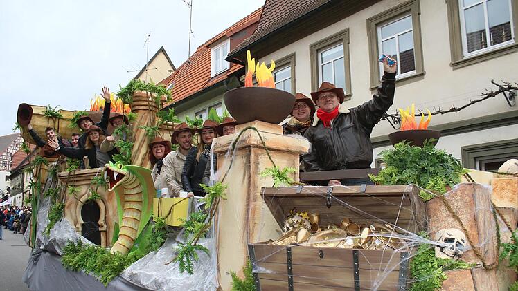 Gold. Gold. Gold. Nicht die Westheimer Narrenzunft (wie an dieser Stelle irrtümlich vermeldet), sondern die Faschingsfreunde aus dem Zeiler Stadtteil Krum brachten Glanz in den tollen Zeiler Gaudiwurm. Ihr Thema lautete: "Indiana Jones".