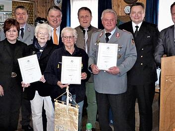 Die Marinekameradschaft feierte Jubiläum. Unser Bild zeigt (von links) MdL Inge Aures, MdB Emmi Zeulner, Bürgermeister Roland Wolfrum, stellvertretende Landrätin Christina Flauder, Vorsitzenden Günter Limmer, Wilhelmine Müller, Landrat Klaus Peter Söllner, Erika Kraft, OB Henry Schramm, Gerhard Ködel, stellvertretenden Vorsitzenden Jörn Hottung, Stadtrat Ingo Lehmann und Bordpfarrer Rainer Pajonk. Foto: Werner Reißaus