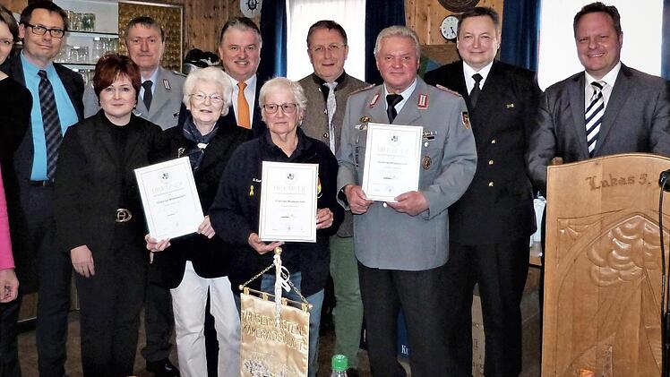 Die Marinekameradschaft feierte Jubiläum. Unser Bild zeigt (von links) MdL Inge Aures, MdB Emmi Zeulner, Bürgermeister Roland Wolfrum, stellvertretende Landrätin Christina Flauder, Vorsitzenden Günter Limmer, Wilhelmine Müller, Landrat Klaus Peter Söllner, Erika Kraft, OB Henry Schramm, Gerhard Ködel, stellvertretenden Vorsitzenden Jörn Hottung, Stadtrat Ingo Lehmann und Bordpfarrer Rainer Pajonk. Foto: Werner Reißaus